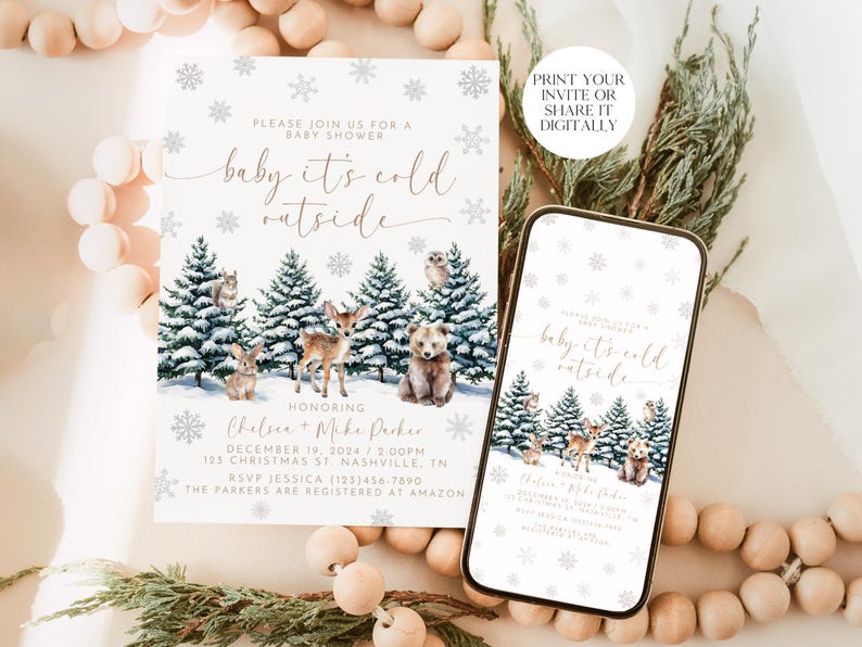 Puede incluir: Una invitaci&oacute;n de baby shower blanca con un tema de bosque de invierno. La invitaci&oacute;n presenta una escena de bosque nevado con animales como un ciervo, un oso y una ardilla. El texto de la invitaci&oacute;n dice "baby it's cold outside".