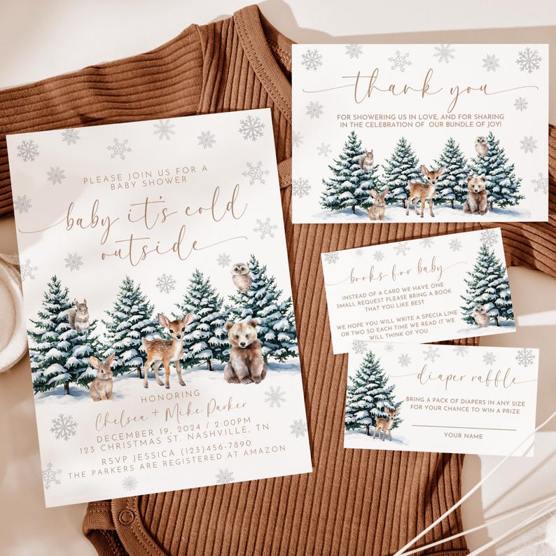 Puede incluir: Una invitaci&oacute;n a una fiesta de bienvenida al beb&eacute; con un tema de bosque de invierno. La invitaci&oacute;n presenta una ilustraci&oacute;n de acuarela de un bosque nevado con un ciervo, un oso y un b&uacute;ho. El texto dice "baby it's cold outside" e incluye los nombres Chelsea y Mike Parker, la fecha y la hora de la fiesta, y la direcci&oacute;n. La invitaci&oacute;n tambi&eacute;n incluye una solicitud para que los invitados traigan un libro para el beb&eacute;.