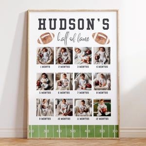 Puede incluir: Impresi&oacute;n enmarcada con el texto "HUDSON'S half of fame" y fotos de un beb&eacute; de 1 a 12 meses, cada uno sosteniendo un bal&oacute;n de f&uacute;tbol americano. La parte inferior de la impresi&oacute;n presenta un dise&ntilde;o de campo de f&uacute;tbol.