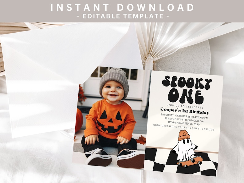 K&ouml;nnte beinhalten: Eine druckbare Halloween-Geburtstagseinladung mit einem schwarz-wei&szlig; karierten Hintergrund. Die Einladung zeigt ein Gespenst, das auf einem Skateboard f&auml;hrt, und den Text "Spooky One" in einer Retro-Schriftart. Der Text "Join us to celebrate Cooper's 1st Birthday" ist ebenfalls enthalten, sowie Datum, Uhrzeit und Ort der Party.