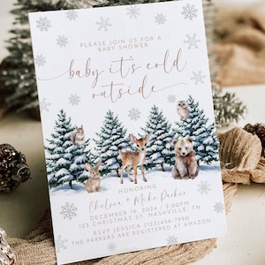 Puede incluir: Una invitaci&oacute;n de baby shower blanca con un tema de bosque de invierno. La invitaci&oacute;n presenta una ilustraci&oacute;n de acuarela de un bosque nevado con un ciervo, un oso, una ardilla, un b&uacute;ho y un conejo. El texto dice "baby it's cold outside" e incluye los nombres Chelsea y Mike Parker, la fecha y la hora de la ducha, y la direcci&oacute;n.