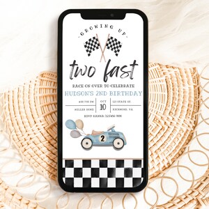 Puede incluir: Una invitaci&oacute;n de cumplea&ntilde;os azul y blanca con un fondo a cuadros. La invitaci&oacute;n dice "two fast" y "Race on over to celebrate Hudson's 2nd Birthday". La invitaci&oacute;n tambi&eacute;n incluye un coche de juguete azul con globos.