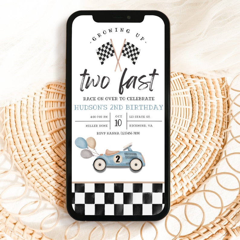 Puede incluir: Una invitaci&oacute;n de cumplea&ntilde;os azul y blanca con un fondo a cuadros. La invitaci&oacute;n dice "two fast" y "Race on over to celebrate Hudson's 2nd Birthday". La invitaci&oacute;n tambi&eacute;n incluye un coche de juguete azul con globos.