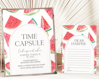 Puede incluir: Un juego de cápsula del tiempo con un tema de sandía. El juego incluye un letrero enmarcado con el texto "TIME CAPSULE" y una tarjeta con el texto "DEAR HARPER". El letrero y la tarjeta están decorados con rodajas de sandía en acuarela.