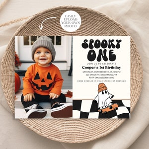 K&ouml;nnte beinhalten: Eine wei&szlig;e und schwarze Halloween-Geburtstagseinladung mit einem Geist, der Skateboard f&auml;hrt. Die Einladung lautet "Spooky One" und "Cooper's 1st Birthday".