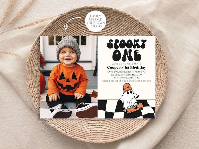 K&ouml;nnte beinhalten: Eine wei&szlig;e und schwarze Halloween-Geburtstagseinladung mit einem Geist, der Skateboard f&auml;hrt. Die Einladung lautet "Spooky One" und "Cooper's 1st Birthday".