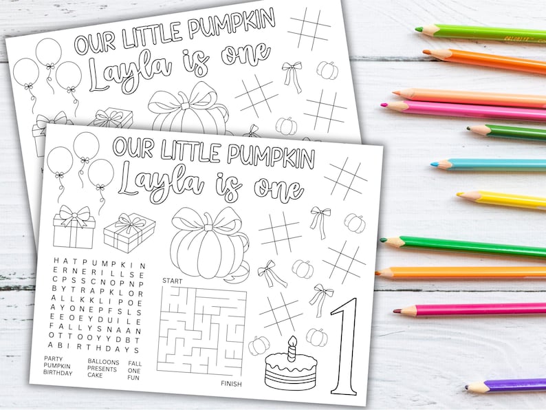 Puede incluir: Dos p&aacute;ginas para colorear en blanco y negro con el texto "OUR LITTLE PUMPKIN Layla is one". Las p&aacute;ginas presentan globos, regalos, calabazas, cuadr&iacute;culas de tres en raya, lazos, un laberinto, una tarta y el n&uacute;mero 1. L&aacute;pices de colores visibles a la derecha.