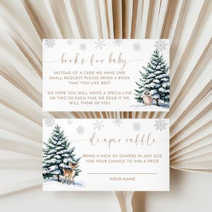 Puede incluir: Dos tarjetas imprimibles para un baby shower. La tarjeta superior tiene una escena de bosque invernal con un ciervo y el texto "libros para beb&eacute;". La tarjeta inferior tiene una escena similar y el texto "rifa de pa&ntilde;ales".