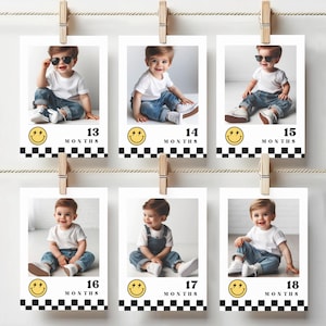 Può includere: Sei carte fotografiche a scacchi bianco e nero con un'emoticon gialla con fulmini. Ogni carta ha una foto di un bambino piccolo a diverse età, con l'età in mesi stampata sotto la foto. Le carte sono etichettate con 13, 14, 15, 16, 17 e 18 mesi.