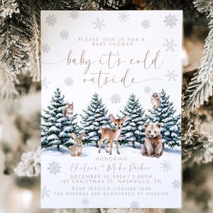 Puede incluir: Una invitaci&oacute;n de baby shower blanca con un tema invernal. La invitaci&oacute;n presenta una escena de bosque nevado con un ciervo, una ardilla, un b&uacute;ho y un oso. El texto dice "baby it's cold outside" en una fuente cursiva. La invitaci&oacute;n tambi&eacute;n incluye los nombres Chelsea y Mike Parker, la fecha y la hora de la ducha, y la direcci&oacute;n.