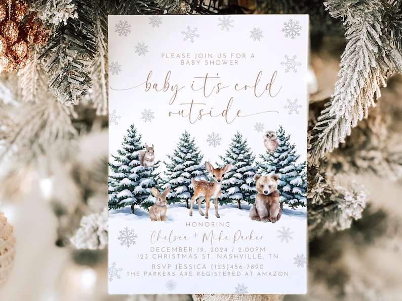 Puede incluir: Una invitaci&oacute;n de baby shower blanca con un tema invernal. La invitaci&oacute;n presenta una escena de bosque nevado con un ciervo, una ardilla, un b&uacute;ho y un oso. El texto dice "baby it's cold outside" en una fuente cursiva. La invitaci&oacute;n tambi&eacute;n incluye los nombres Chelsea y Mike Parker, la fecha y la hora de la ducha, y la direcci&oacute;n.