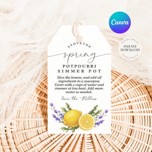 Può includere: Un'etichetta bianca con il testo "Stovetop Spring Potpourri Simmer Pot" e le istruzioni. L'etichetta presenta un'illustrazione ad acquerello di un limone e rametti di lavanda. Il logo Canva si trova nell'angolo in alto a destra.