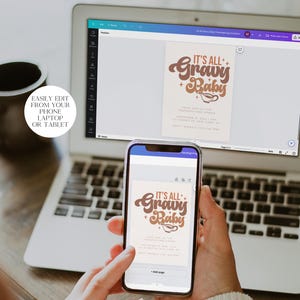 Op de afbeelding: Een laptopscherm waarop een digitale uitnodiging wordt weergegeven met de tekst "It's All Gravy Baby" in een retro-lettertype. De uitnodiging is in tinten bruin en oranje. Een hand houdt een smartphone vast waarop dezelfde uitnodiging wordt weergegeven.