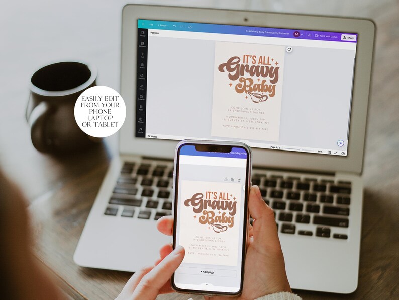 Op de afbeelding: Een laptopscherm waarop een digitale uitnodiging wordt weergegeven met de tekst "It's All Gravy Baby" in een retro-lettertype. De uitnodiging is in tinten bruin en oranje. Een hand houdt een smartphone vast waarop dezelfde uitnodiging wordt weergegeven.