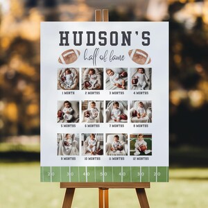 Puede incluir: Un letrero blanco sobre un caballete con el texto "HUDSON'S half of fame" e ilustraciones de f&uacute;tbol. Presenta una cuadr&iacute;cula de fotos de un beb&eacute; de 1 a 12 meses, sosteniendo un bal&oacute;n de f&uacute;tbol. La parte inferior tiene un dise&ntilde;o de campo de f&uacute;tbol.