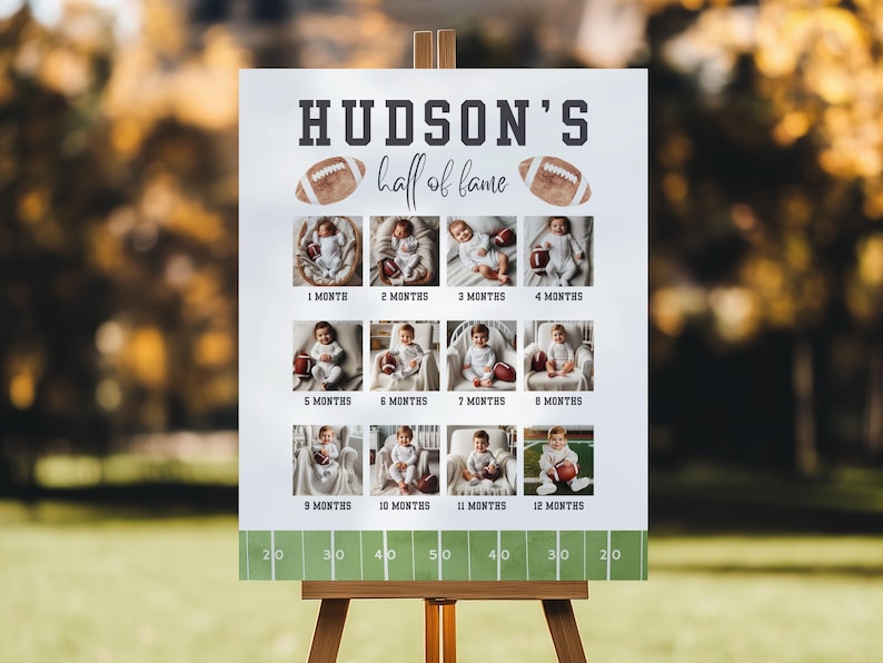 Puede incluir: Un letrero blanco sobre un caballete con el texto "HUDSON'S half of fame" e ilustraciones de f&uacute;tbol. Presenta una cuadr&iacute;cula de fotos de un beb&eacute; de 1 a 12 meses, sosteniendo un bal&oacute;n de f&uacute;tbol. La parte inferior tiene un dise&ntilde;o de campo de f&uacute;tbol.