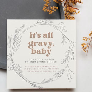 K&ouml;nnte beinhalten: Eine wei&szlig;e Karte mit einem braunen Blumenkranz und dem Text "it's all gravy, baby" in Braun. Die Karte enth&auml;lt auch den Text "Come join us for Friendsgiving Dinner" und Details zur Veranstaltung: "Saturday, November 19, 2023 at 5 o'clock in the afternoon, 123 Potato St. Denver, CO."