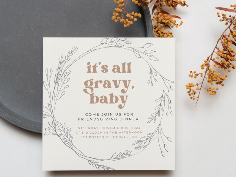 K&ouml;nnte beinhalten: Eine wei&szlig;e Karte mit einem braunen Blumenkranz und dem Text "it's all gravy, baby" in Braun. Die Karte enth&auml;lt auch den Text "Come join us for Friendsgiving Dinner" und Details zur Veranstaltung: "Saturday, November 19, 2023 at 5 o'clock in the afternoon, 123 Potato St. Denver, CO."