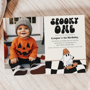 K&ouml;nnte beinhalten: Eine Halloween-Motto-Einladung zum ersten Geburtstag mit einem Foto eines Babys, das ein K&uuml;rbis-Kost&uuml;m tr&auml;gt. Die Einladung zeigt den Text "Spooky One" in einer Retro-Schriftart und enth&auml;lt Details zur Party, einschlie&szlig;lich Datum, Uhrzeit, Ort und RSVP-Informationen. Die Einladung zeigt auch einen Cartoon-Geist, der auf einem Skateboard f&auml;hrt.