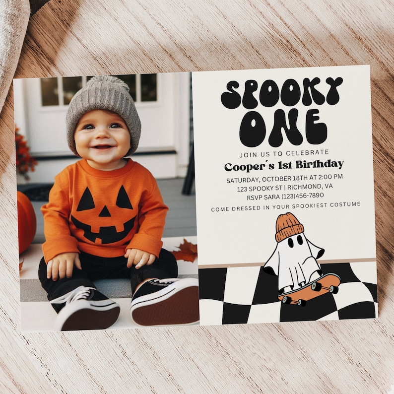K&ouml;nnte beinhalten: Eine Halloween-Motto-Einladung zum ersten Geburtstag mit einem Foto eines Babys, das ein K&uuml;rbis-Kost&uuml;m tr&auml;gt. Die Einladung zeigt den Text "Spooky One" in einer Retro-Schriftart und enth&auml;lt Details zur Party, einschlie&szlig;lich Datum, Uhrzeit, Ort und RSVP-Informationen. Die Einladung zeigt auch einen Cartoon-Geist, der auf einem Skateboard f&auml;hrt.