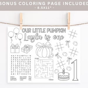 Puede incluir: P&aacute;gina para colorear en blanco y negro con el texto "OUR LITTLE PUMPKIN Layla is one". Incluye globos, regalos, una calabaza, un laberinto, tres en raya, lazos, calabazas, una tarta y el n&uacute;mero 1. La p&aacute;gina mide 21,6 x 27,9 cm.