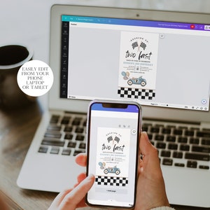 Puede incluir: Una invitaci&oacute;n digital para una fiesta de cumplea&ntilde;os de un ni&ntilde;o de dos a&ntilde;os. La invitaci&oacute;n presenta un coche de carreras azul con el texto "Growing Up Two Fast" y un fondo de bandera a cuadros.