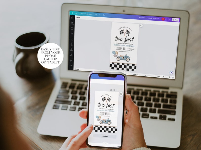 Puede incluir: Una invitaci&oacute;n digital para una fiesta de cumplea&ntilde;os de un ni&ntilde;o de dos a&ntilde;os. La invitaci&oacute;n presenta un coche de carreras azul con el texto "Growing Up Two Fast" y un fondo de bandera a cuadros.