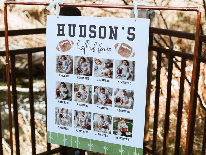 Puede incluir: Un letrero blanco con el texto "HUDSON'S half of fame" e ilustraciones de f&uacute;tbol. Presenta una cuadr&iacute;cula de fotos de beb&eacute;s de 1 a 12 meses, cada uno sosteniendo un bal&oacute;n de f&uacute;tbol. La parte inferior tiene un dise&ntilde;o de campo de f&uacute;tbol verde.