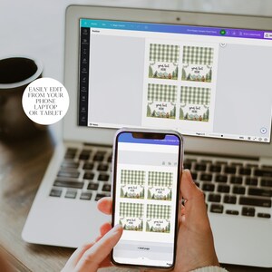 K&ouml;nnte beinhalten: Der Bildschirm eines Laptops zeigt eine Designvorlage f&uuml;r bedruckbare Etiketten mit einem gr&uuml;n-wei&szlig;en Karomuster und dem Text "Ihr Text hier". Eine Person verwendet ein Smartphone, um das Design zu bearbeiten.