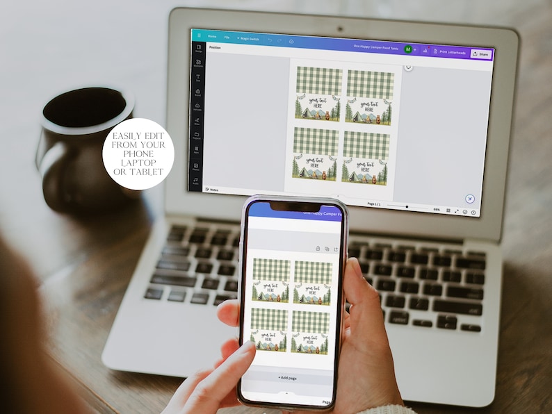 K&ouml;nnte beinhalten: Der Bildschirm eines Laptops zeigt eine Designvorlage f&uuml;r bedruckbare Etiketten mit einem gr&uuml;n-wei&szlig;en Karomuster und dem Text "Ihr Text hier". Eine Person verwendet ein Smartphone, um das Design zu bearbeiten.