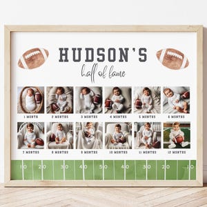 Puede incluir: Impresi&oacute;n enmarcada con tem&aacute;tica de f&uacute;tbol, que muestra fotos mensuales de un beb&eacute;. La impresi&oacute;n incluye el texto "HUDSON'S half of fame" y un dise&ntilde;o de campo de f&uacute;tbol. Cada foto est&aacute; etiquetada con el mes.