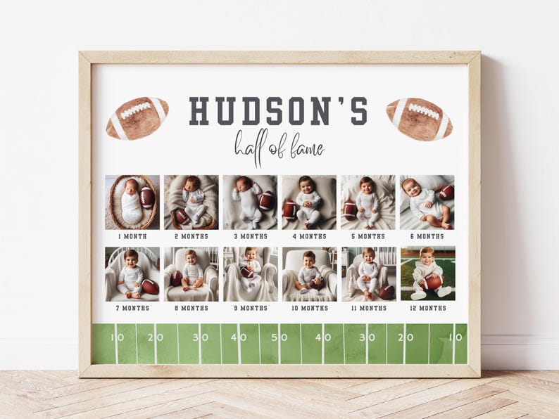 Puede incluir: Impresi&oacute;n enmarcada con tem&aacute;tica de f&uacute;tbol, que muestra fotos mensuales de un beb&eacute;. La impresi&oacute;n incluye el texto "HUDSON'S half of fame" y un dise&ntilde;o de campo de f&uacute;tbol. Cada foto est&aacute; etiquetada con el mes.