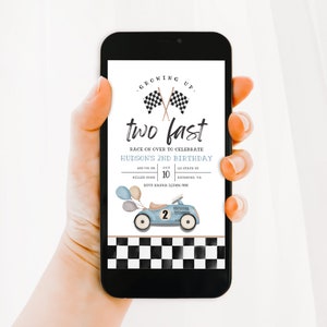 Puede incluir: Una invitaci&oacute;n digital para la fiesta de cumplea&ntilde;os de un ni&ntilde;o de dos a&ntilde;os. La invitaci&oacute;n presenta un coche de carreras azul con globos y un fondo de bandera a cuadros. El texto de la invitaci&oacute;n dice: "Growing Up. Two Fast. Race on over to celebrate Hudson's 2nd Birthday.  10. Miller Home. Richmond, VA.  8001 Barna. Richmond, VA."