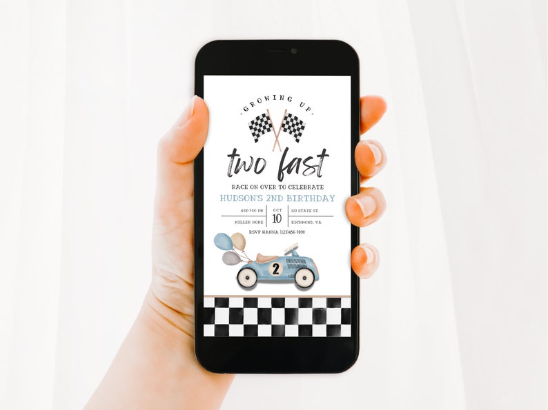 Puede incluir: Una invitaci&oacute;n digital para la fiesta de cumplea&ntilde;os de un ni&ntilde;o de dos a&ntilde;os. La invitaci&oacute;n presenta un coche de carreras azul con globos y un fondo de bandera a cuadros. El texto de la invitaci&oacute;n dice: "Growing Up. Two Fast. Race on over to celebrate Hudson's 2nd Birthday.  10. Miller Home. Richmond, VA.  8001 Barna. Richmond, VA."