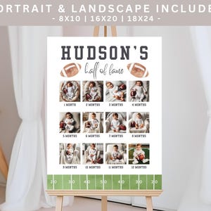 Puede incluir: Un letrero blanco sobre un caballete con el texto "HUDSON'S half of fame" y fotos de un beb&eacute; de 1 a 12 meses. El letrero tiene un tema de f&uacute;tbol con gr&aacute;ficos de f&uacute;tbol y un gr&aacute;fico de campo verde en la parte inferior.