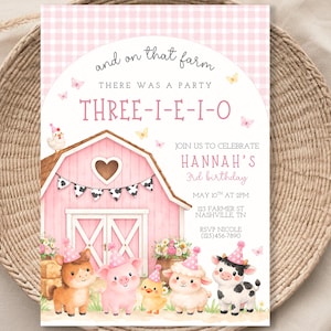 Puede incluir: Una invitación rosa y blanca con el texto "and on that farm" y "THREE-I-E-I-O". La invitación presenta un granero rosa con una ventana en forma de corazón y animales de granja de dibujos animados. La invitación es para el tercer cumpleaños de Hannah.