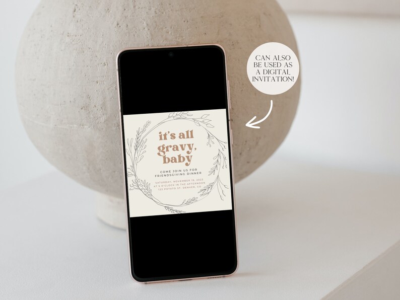 K&ouml;nnte beinhalten: Eine digitale Einladung mit einem floralen Kranzdesign. Der Text lautet "it's all gravy, baby" und enth&auml;lt Details f&uuml;r ein Friendsgiving-Dinner. Die Einladung kann auch als digitale Einladung verwendet werden.