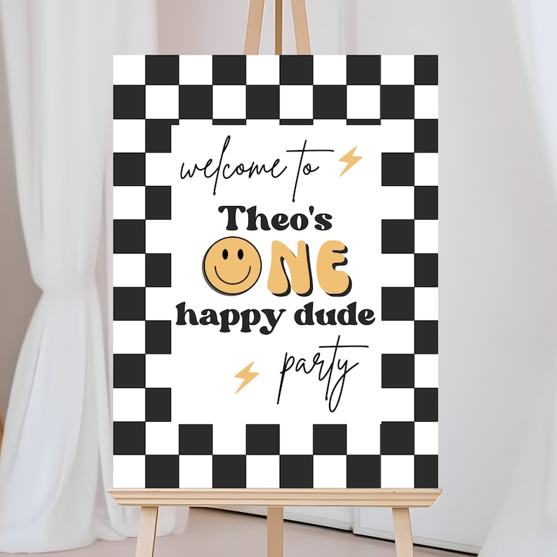 Puede incluir: Un cartel de bienvenida a cuadros negros y blancos con el texto "welcome to Theo's ONE happy dude party" en amarillo y negro. Una carita sonriente est&aacute; al lado de la palabra "ONE".