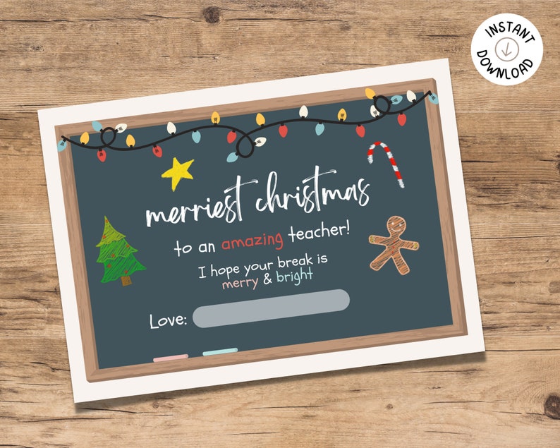 Peut inclure: Un tableau noir avec un cadre en bois et un message de No&euml;l festif. Le tableau noir est d&eacute;cor&eacute; d'une guirlande lumineuse, d'une canne en sucre, d'un bonhomme en pain d'&eacute;pices et d'un sapin de No&euml;l. Le texte dit "merriest christmas to an amazing teacher! I hope your break is merry & bright. Love:"