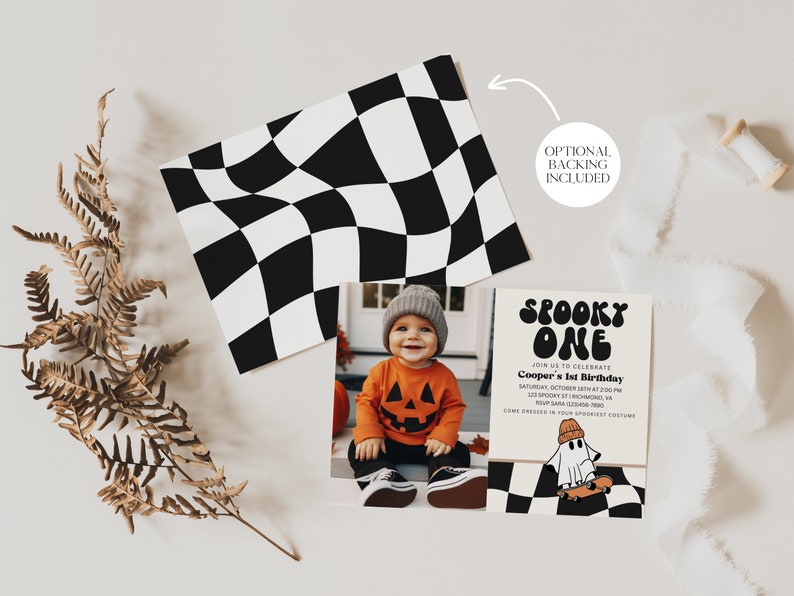 K&ouml;nnte beinhalten: Eine druckbare Halloween-Partyeinladung mit einem schwarz-wei&szlig; karierten Hintergrund. Die Einladung zeigt einen Cartoon-Geist, der auf einem Skateboard f&auml;hrt, und den Text "Spooky One" in einer Retro-Schrift. Die Einladung ist f&uuml;r die erste Geburtstagsfeier eines Kindes.