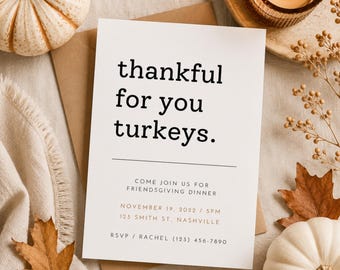 Puede incluir: Una tarjeta de invitación rectangular blanca con texto negro que dice thankful for you turkeys. Debajo, un texto más pequeño proporciona los detalles del evento para una cena de Friendsgiving el 19 de noviembre de 2022 a las 17:00, en 123 Smith St, Nashville.