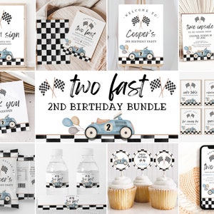 Op de afbeelding: Een printbare feestbundel voor een 2e verjaardag met een raceautothema. De bundel bevat een welkomstbord, bedankkaartjes, cupcaketoppers, waterfleslabels, chipzaklabels en een tijdcapsulebord. Het ontwerp bevat een blauwe raceauto met geblokte vlaggen en ballonnen.