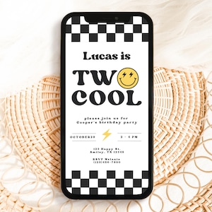Może przedstawiać: Czarno-biały ekran telefonu w kratkę z zaproszeniem na przyjęcie urodzinowe z okazji drugich urodzin Lucasa. Zaproszenie zawiera napis "Lucas is Two Cool" z żółtą buźką z błyskawicami. Zaproszenie zawiera datę, godzinę, adres i informacje RSVP.