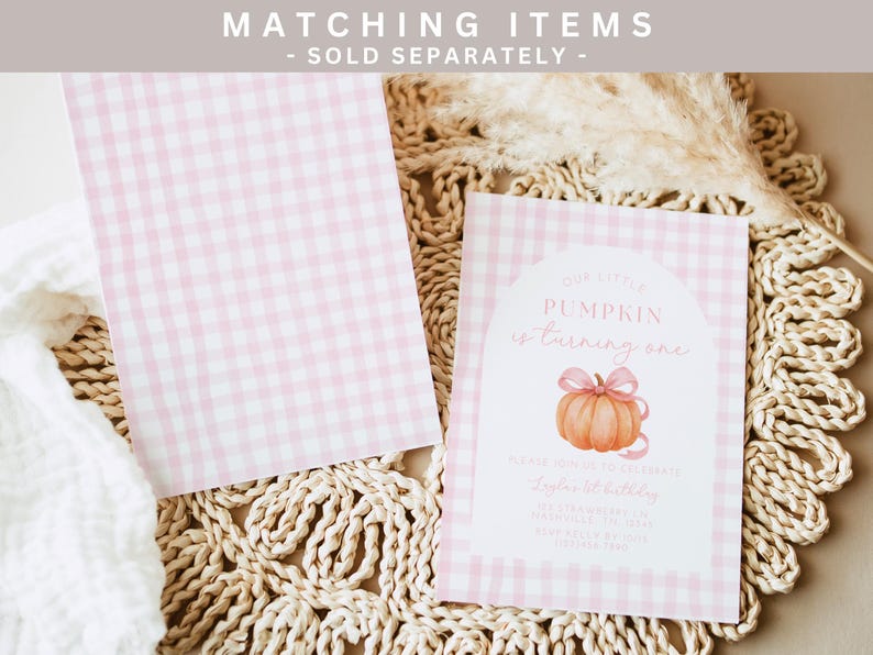 Puede incluir: Invitaci&oacute;n y papel a juego con estampado de cuadros rosas y blancos. La invitaci&oacute;n presenta una calabaza de acuarela con un lazo rosa y el texto "Our Little Pumpkin is turning one". La invitaci&oacute;n es para un primer cumplea&ntilde;os.