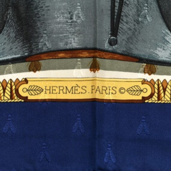 Foulard HERMÈS En Soie – Motif Napoléon Par Ledoux – Occasion En Beige
