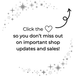 K&ouml;nnte beinhalten: Klicken Sie auf das Herz, um Shop-Updates und Verk&auml;ufe zu erhalten. Das Bild zeigt einen wei&szlig;en Hintergrund mit einem schwarzen Pfeil, der auf das Herzsymbol zeigt. Der Pfeil ist von einer Spur silberner Sterne umgeben.