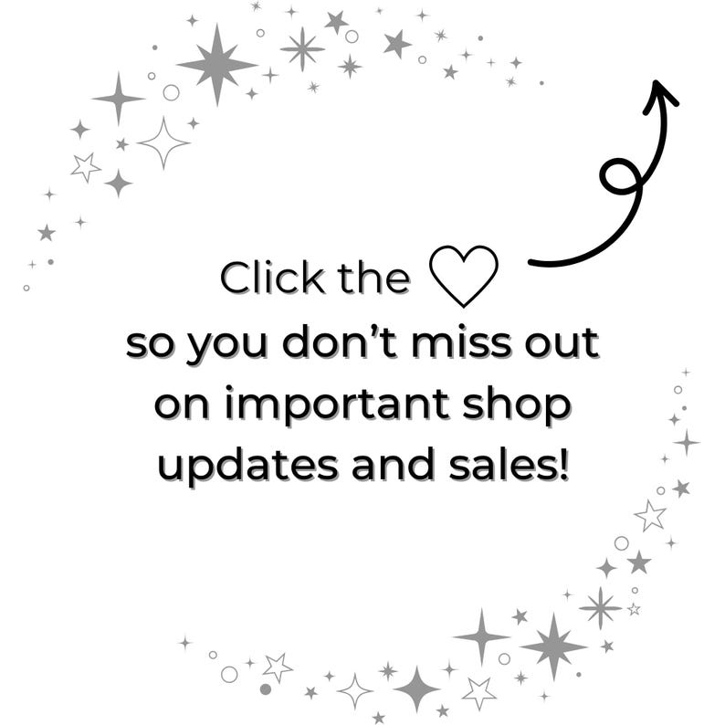 K&ouml;nnte beinhalten: Klicken Sie auf das Herz, um Shop-Updates und Verk&auml;ufe zu erhalten. Das Bild zeigt einen wei&szlig;en Hintergrund mit einem schwarzen Pfeil, der auf das Herzsymbol zeigt. Der Pfeil ist von einer Spur silberner Sterne umgeben.