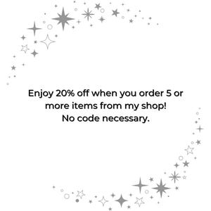K&ouml;nnte beinhalten: Genie&szlig;e 20% Rabatt, wenn du 5 oder mehr Artikel in meinem Shop bestellst! Kein Code erforderlich. Das Bild zeigt einen wei&szlig;en Hintergrund mit einem Rand aus grauen Sternen.