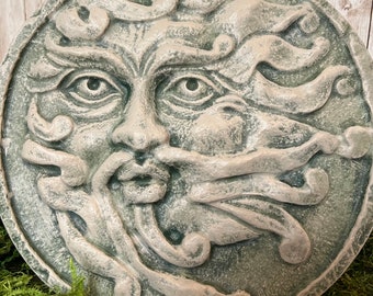 Plaque En Pierre Devant Une Maison Dans L'Yonne Avec Deux Hommes Et Un Cheval Image477797857