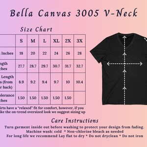 Pode incluir: Uma t-shirt preta com decote em V ao lado de uma tabela de tamanhos intitulada Bella Canvas 3005 V-Neck. A tabela lista largura, comprimento e comprimento da manga em polegadas para os tamanhos S a 3X. Setas brancas indicam os pontos de medi&ccedil;&atilde;o.